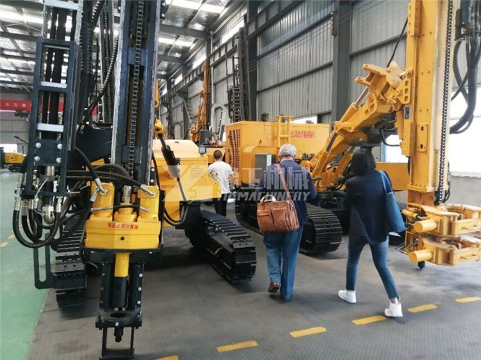 以色列客戶(hù)考察豫工錨固鉆車(chē) 以色列客戶(hù)考察豫工錨固鉆車(chē)