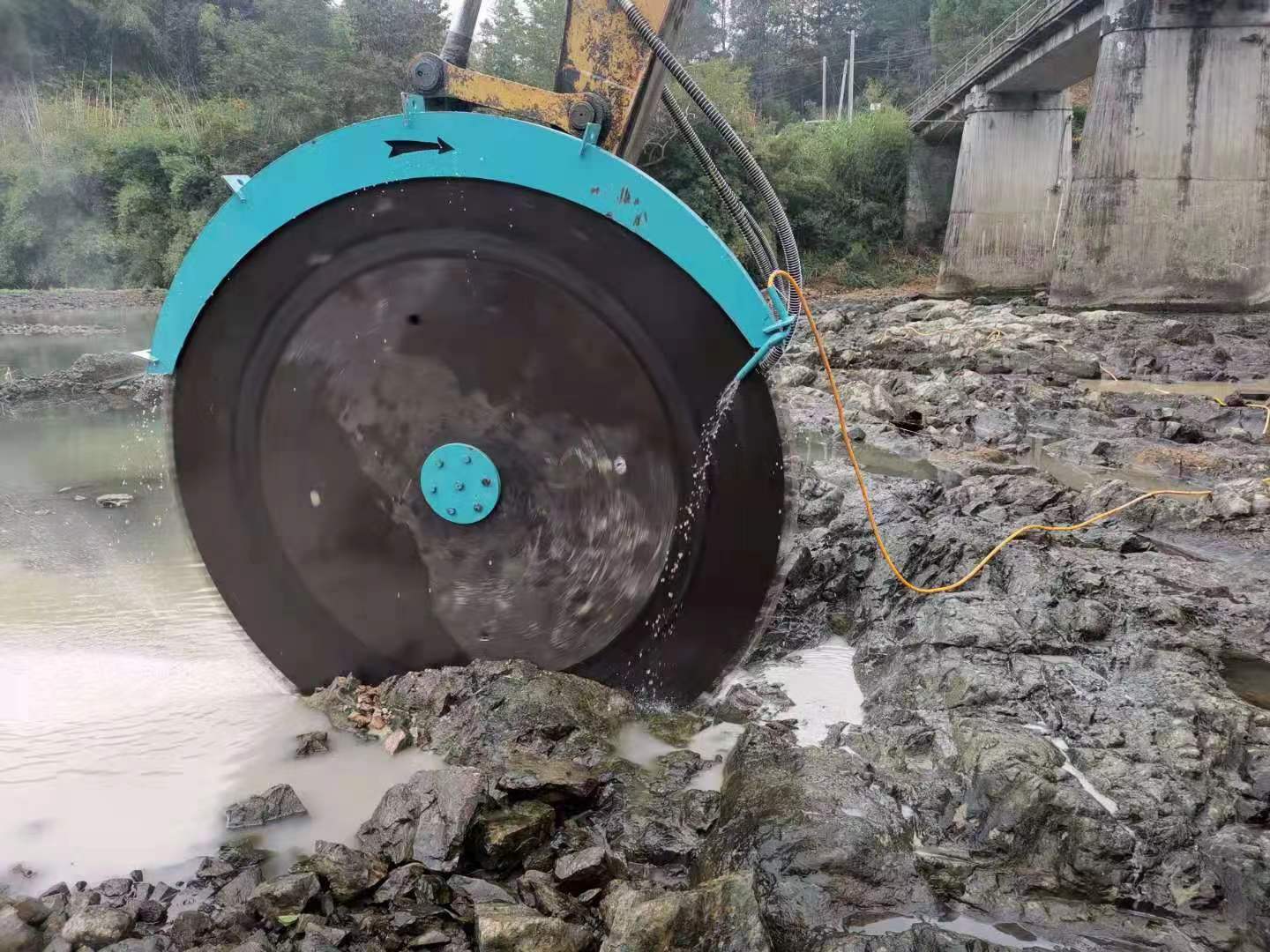 豫工液壓巖石鋸